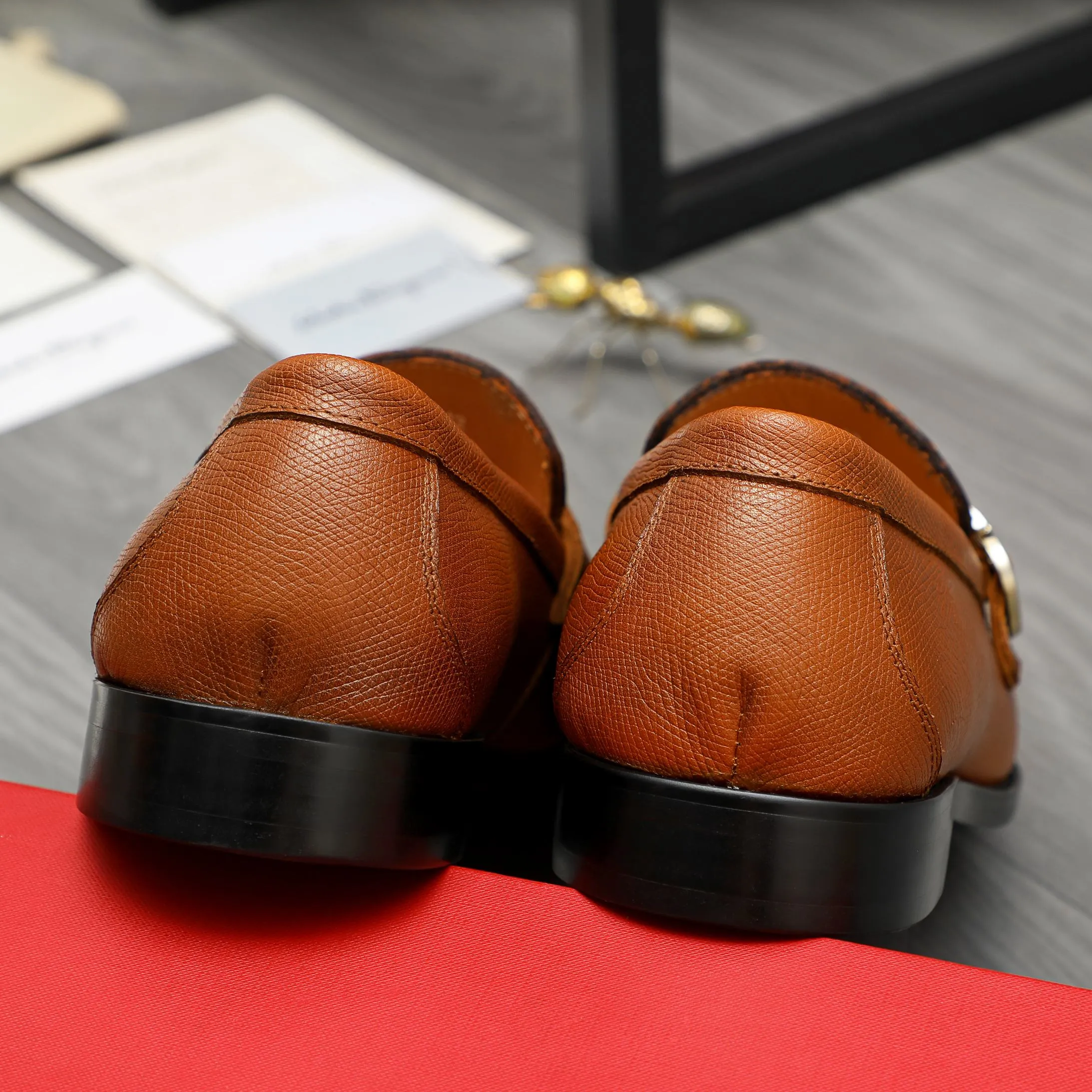 Men's shoes💰442 Product trademark: Ferragamo "Ferragamo" business formal leather shoes Regular size: 38-46 (45.46 custom-made, non-returnable) Product materials: Selected vertical grain cowhide upper, cowhide lining, original rubber outsole